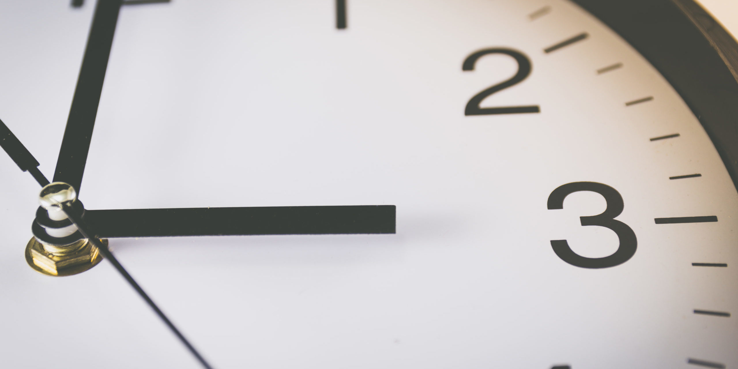 close-up-of-black-and-white-analog-clock-with-selective-focus-at-3-oclock